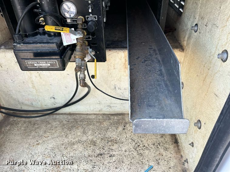 image for item KW9054 2006 Ford F450 Super Duty  bucket truck