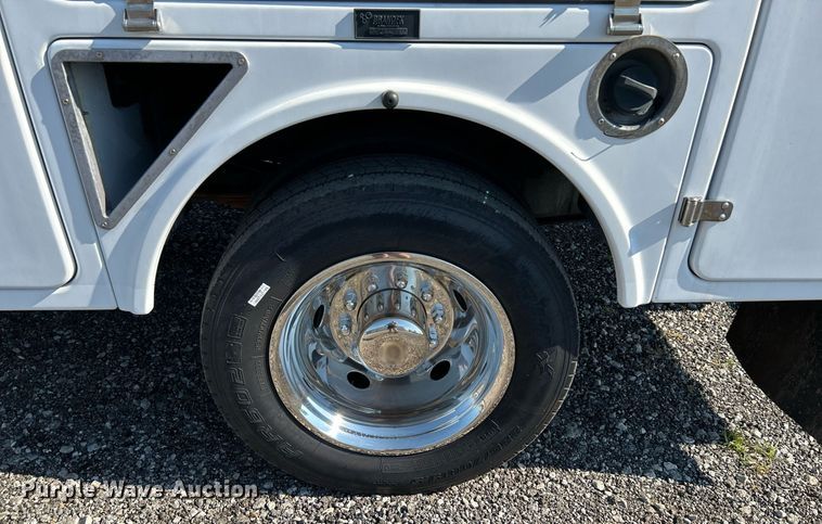 image for item KW9091 2010 Ford F450 Super Duty XL  bucket truck