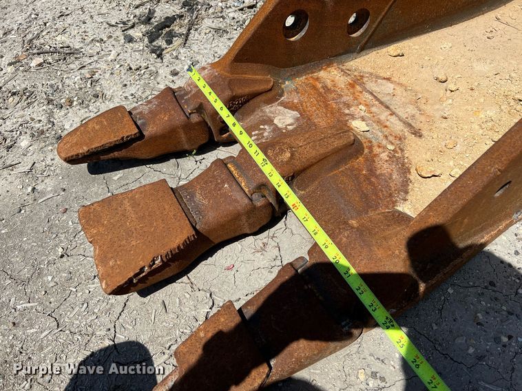 image for item LF9472 (2) Caterpillar excavator buckets