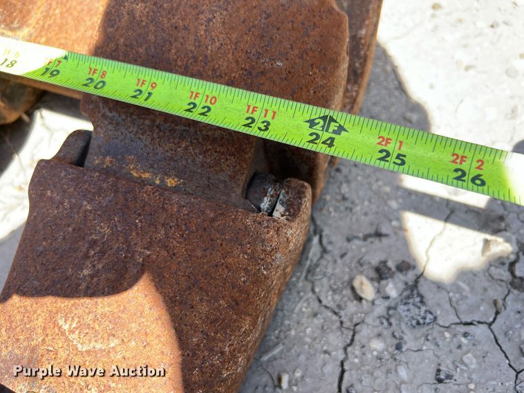 image for item LF9472 (2) Caterpillar excavator buckets