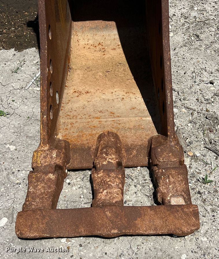 image for item LF9472 (2) Caterpillar excavator buckets