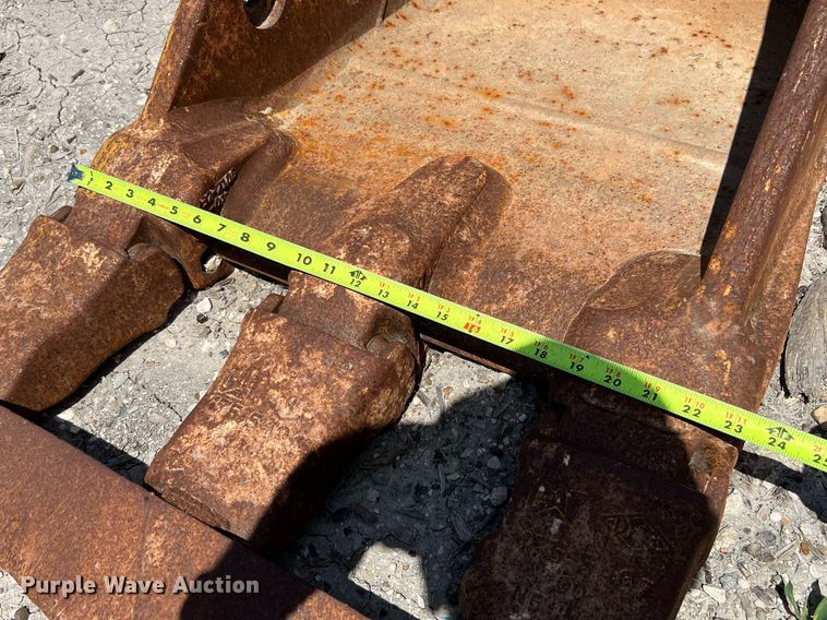 image for item LF9472 (2) Caterpillar excavator buckets