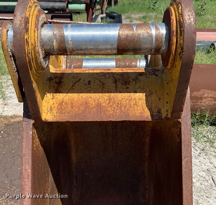 image for item LF9472 (2) Caterpillar excavator buckets