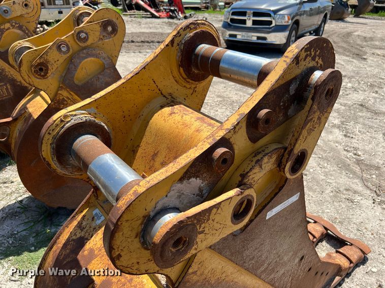 image for item LF9472 (2) Caterpillar excavator buckets