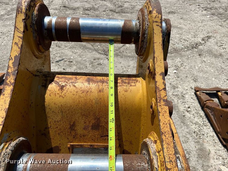 image for item LF9472 (2) Caterpillar excavator buckets