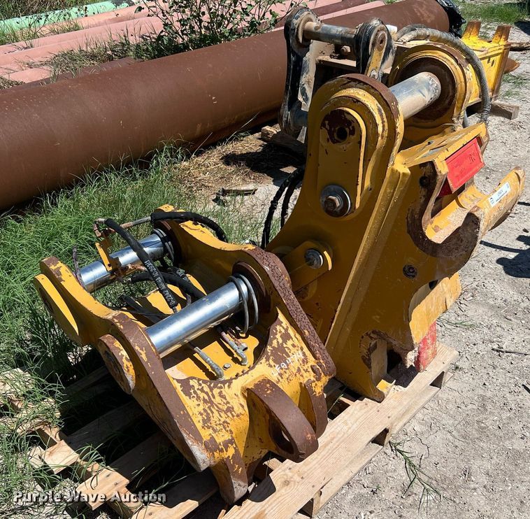 image for item LF9474 (2) Caterpillar excavator quick couplers