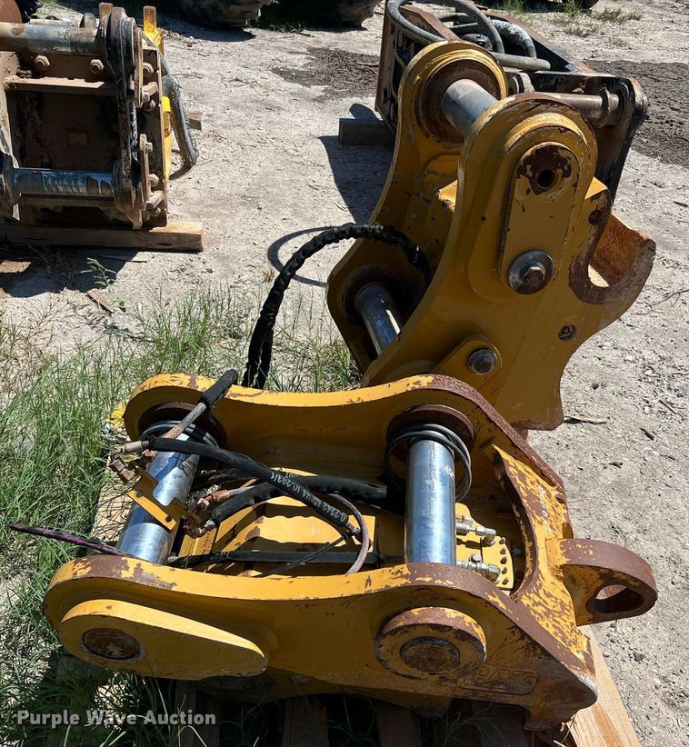 image for item LF9474 (2) Caterpillar excavator quick couplers