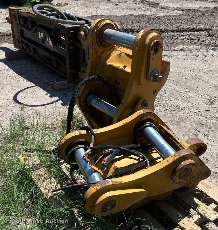 image for item LF9474 (2) Caterpillar excavator quick couplers