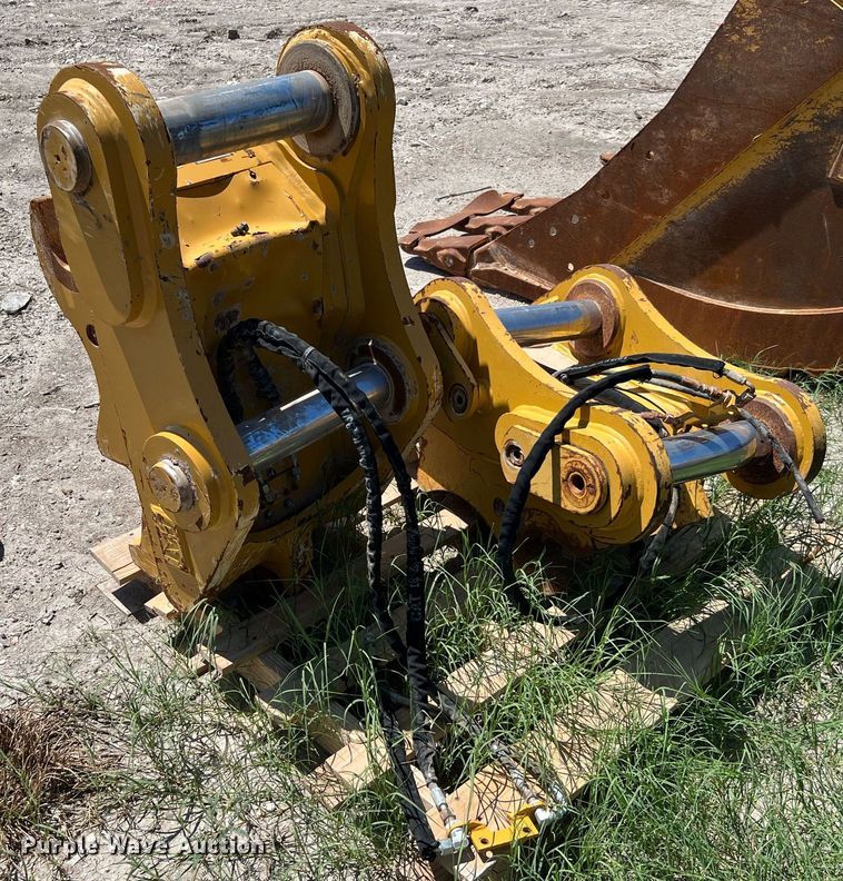 image for item LF9474 (2) Caterpillar excavator quick couplers