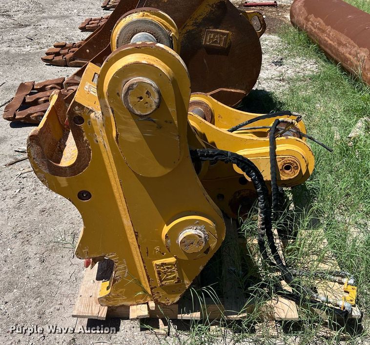 image for item LF9474 (2) Caterpillar excavator quick couplers