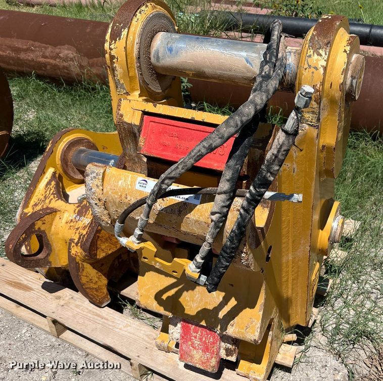 image for item LF9474 (2) Caterpillar excavator quick couplers