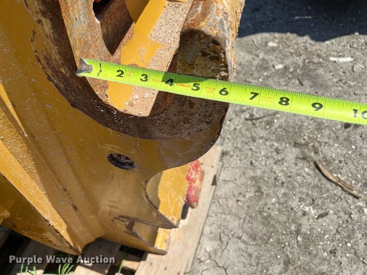 image for item LF9474 (2) Caterpillar excavator quick couplers