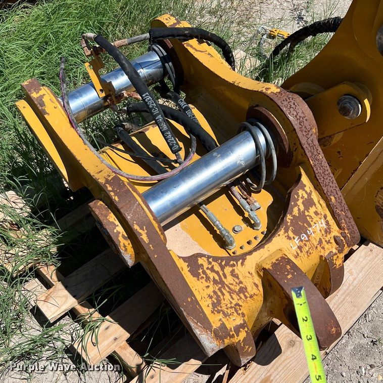 image for item LF9474 (2) Caterpillar excavator quick couplers