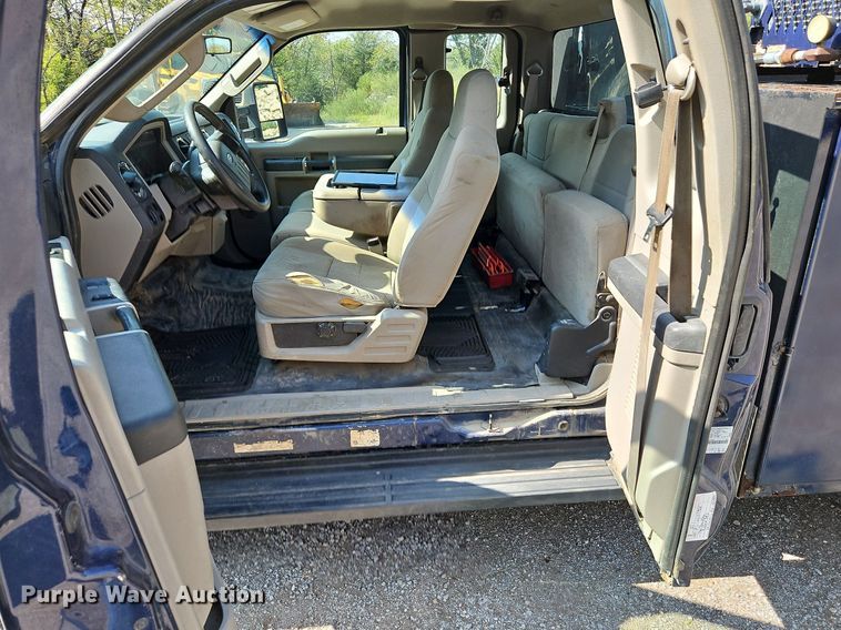 image for item LM9138 2008 Ford F450 Super Duty XLT  SuperCab utility / service truck