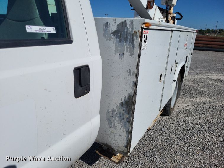 image for item LS9720 2000 Ford F550 Super Duty XL  bucket truck