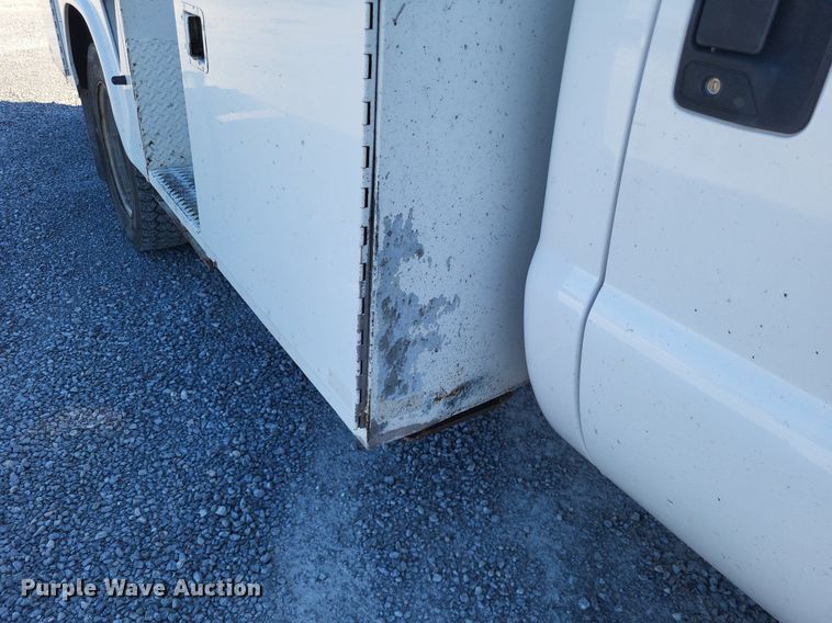 image for item LS9720 2000 Ford F550 Super Duty XL  bucket truck