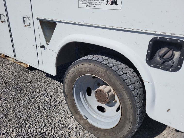 image for item LS9720 2000 Ford F550 Super Duty XL  bucket truck