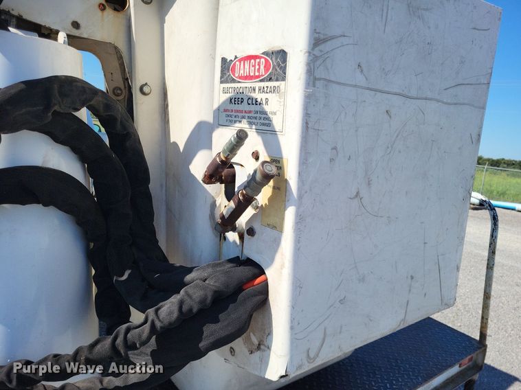 image for item LS9720 2000 Ford F550 Super Duty XL  bucket truck