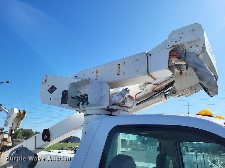 image for item LS9720 2000 Ford F550 Super Duty XL  bucket truck