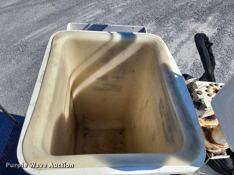 image for item LS9720 2000 Ford F550 Super Duty XL  bucket truck