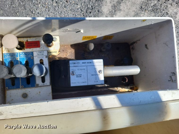 image for item LS9720 2000 Ford F550 Super Duty XL  bucket truck