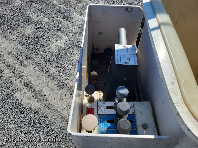 image for item LS9720 2000 Ford F550 Super Duty XL  bucket truck