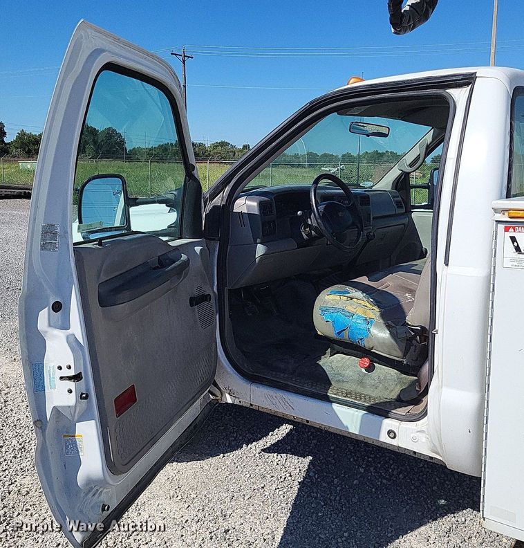 image for item LS9720 2000 Ford F550 Super Duty XL  bucket truck