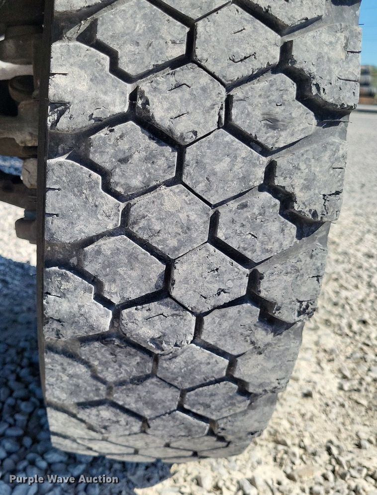 image for item LS9720 2000 Ford F550 Super Duty XL  bucket truck