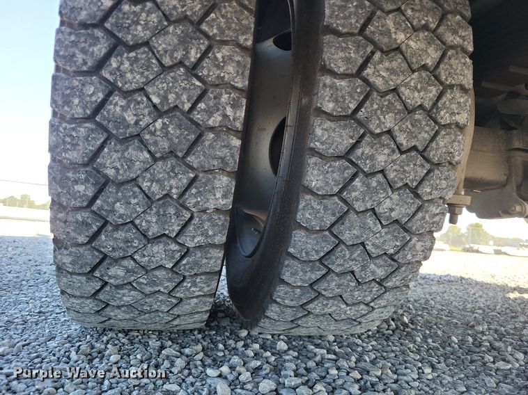 image for item LS9720 2000 Ford F550 Super Duty XL  bucket truck