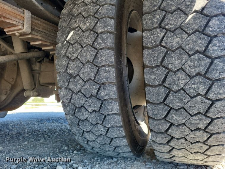 image for item LS9720 2000 Ford F550 Super Duty XL  bucket truck