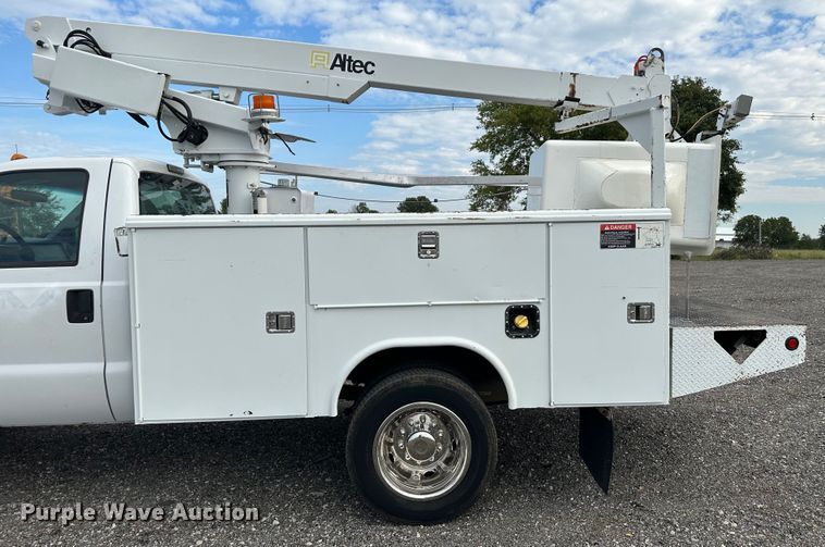 image for item LV9032 2012 Ford F450 Super Duty XL bucket truck