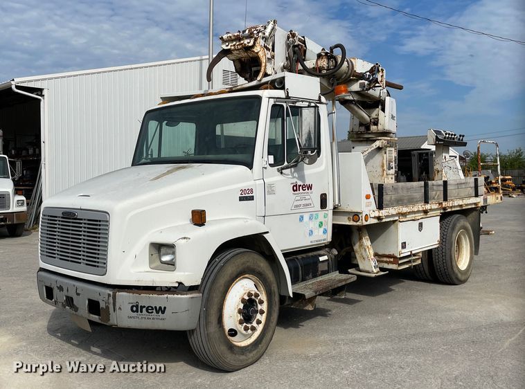 image for item LV9797 2001 Freightliner FL70  digger derrick truck