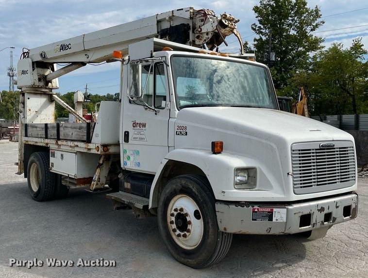 image for item LV9797 2001 Freightliner FL70  digger derrick truck