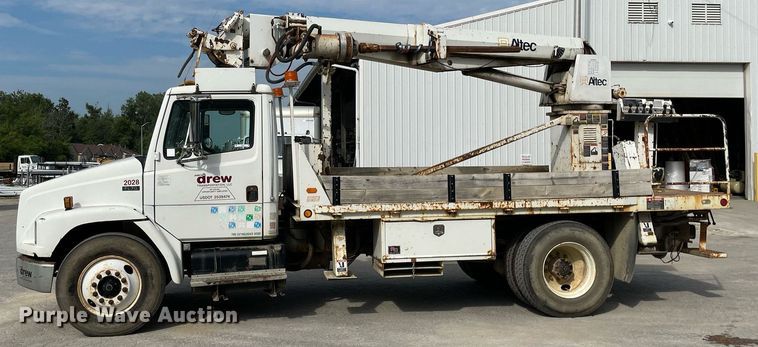 image for item LV9797 2001 Freightliner FL70  digger derrick truck