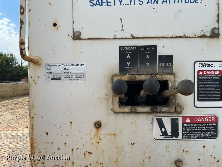 image for item LV9797 2001 Freightliner FL70  digger derrick truck