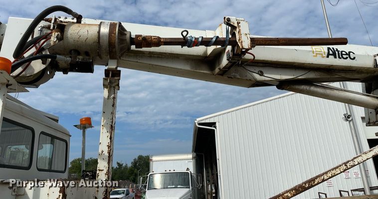 image for item LV9797 2001 Freightliner FL70  digger derrick truck