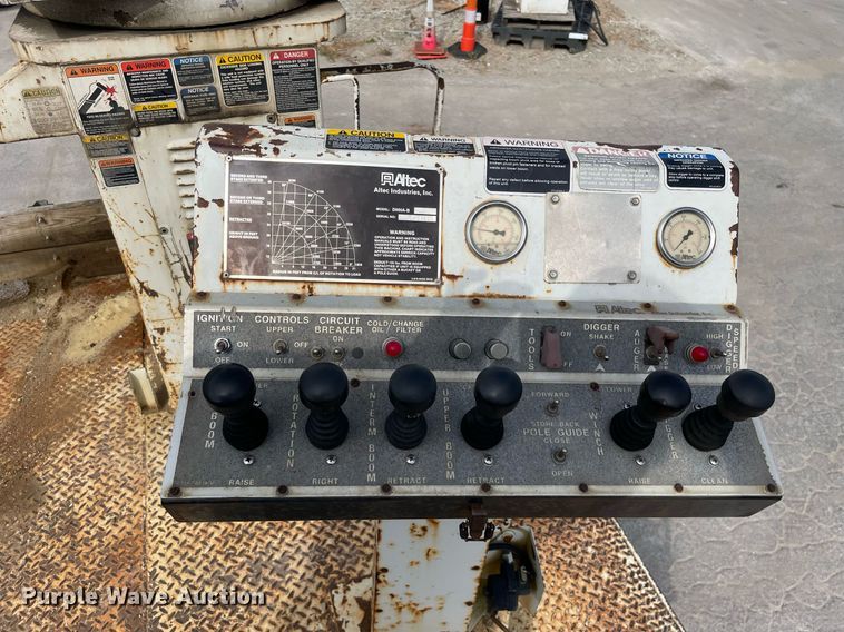 image for item LV9797 2001 Freightliner FL70  digger derrick truck