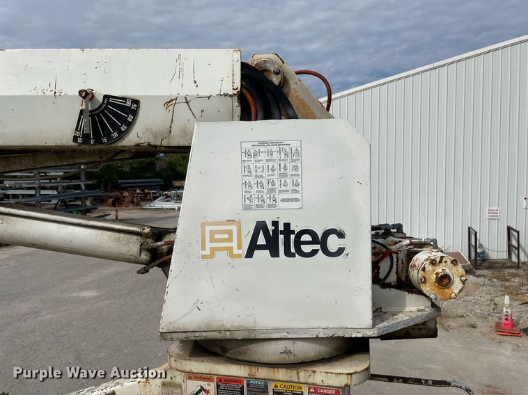 image for item LV9797 2001 Freightliner FL70  digger derrick truck