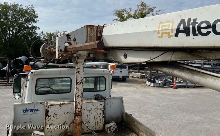 image for item LV9797 2001 Freightliner FL70  digger derrick truck