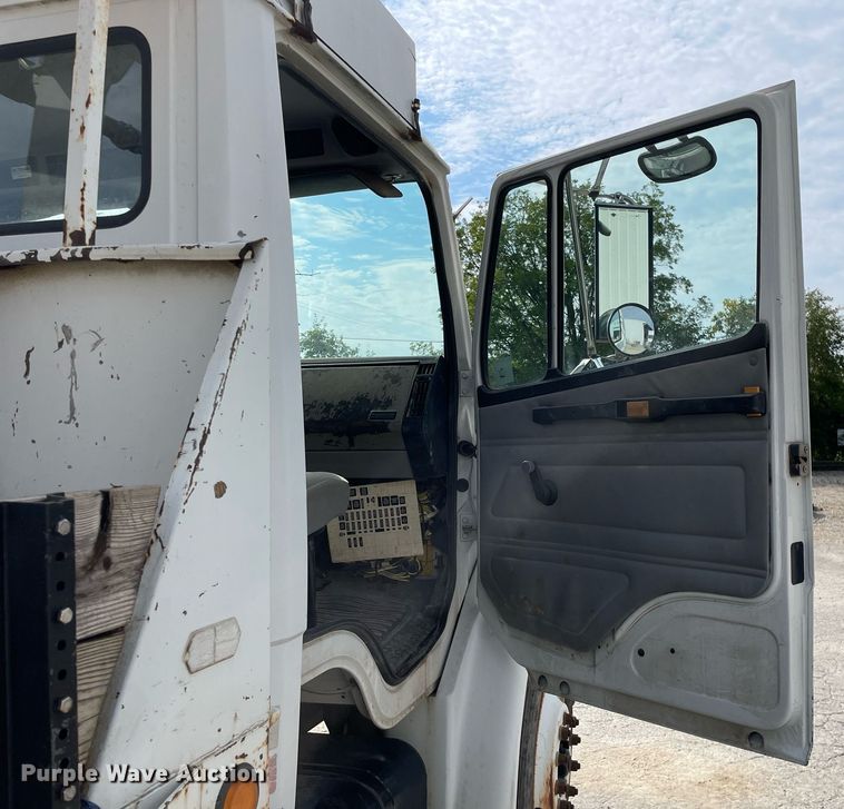 image for item LV9797 2001 Freightliner FL70  digger derrick truck