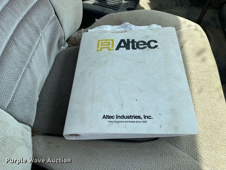 image for item LV9797 2001 Freightliner FL70  digger derrick truck