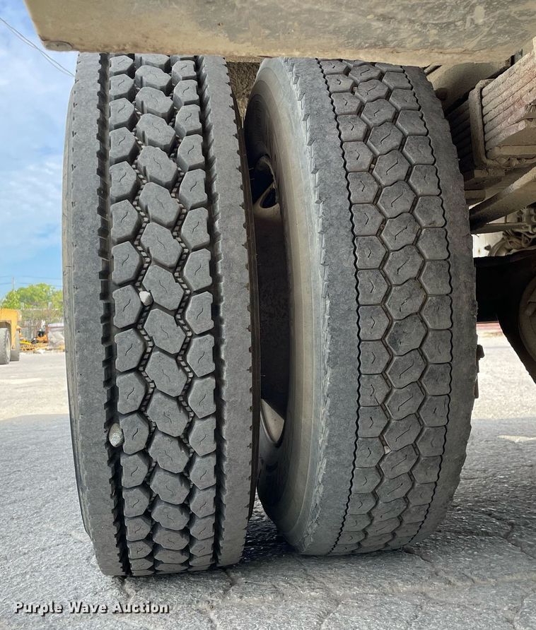 image for item LV9797 2001 Freightliner FL70  digger derrick truck