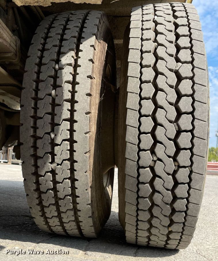 image for item LV9797 2001 Freightliner FL70  digger derrick truck