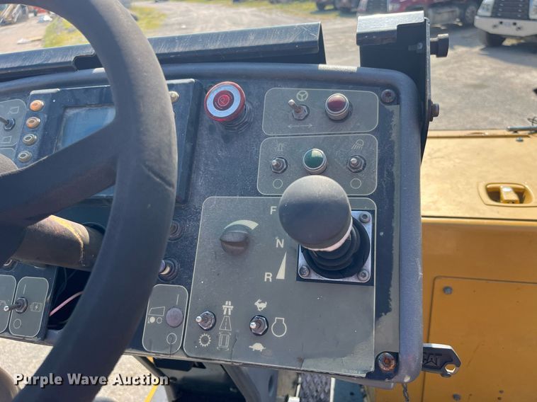 image for item MG9464 2011 Caterpillar AP655D  paver