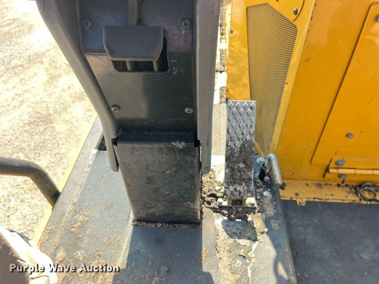 image for item MG9464 2011 Caterpillar AP655D  paver