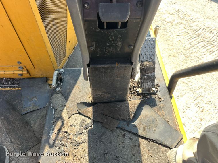 image for item MG9464 2011 Caterpillar AP655D  paver
