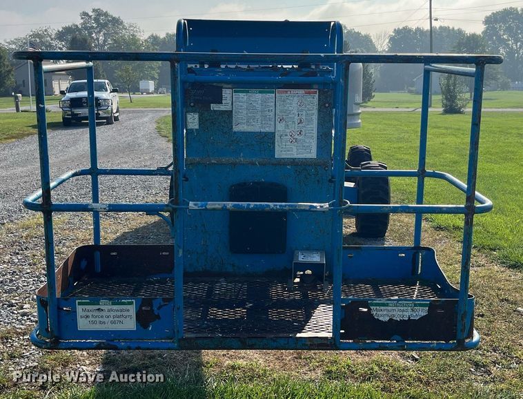 image for item MG9469 2005 Genie S-40 boom lift