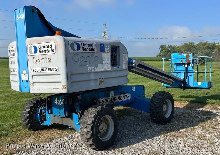 image for item MG9469 2005 Genie S-40 boom lift