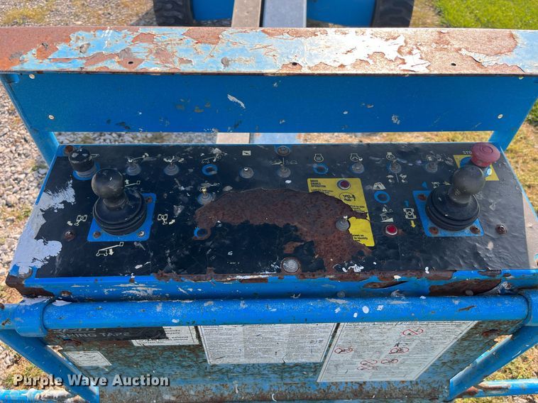 image for item MG9469 2005 Genie S-40 boom lift