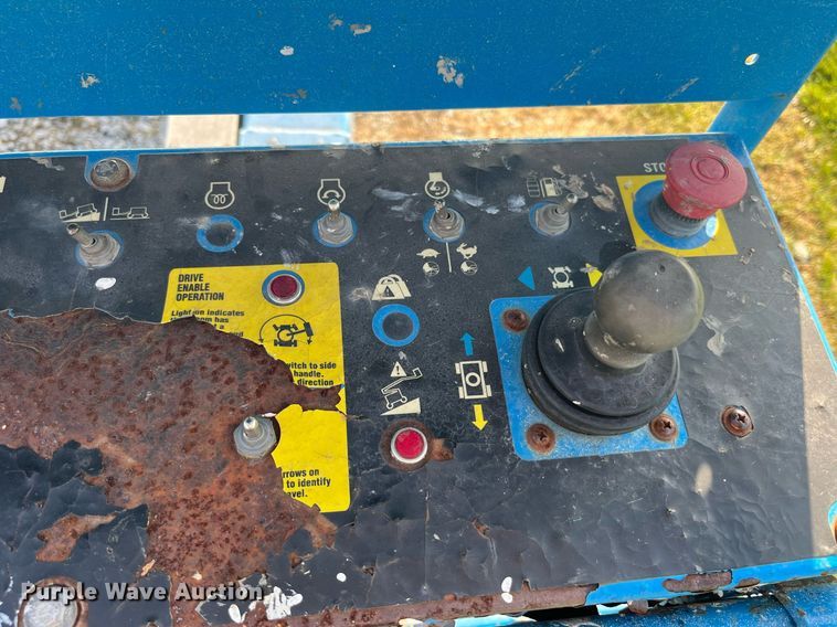 image for item MG9469 2005 Genie S-40 boom lift